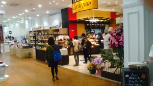 タカシマヤスタイルメゾンの手前側にはパン屋