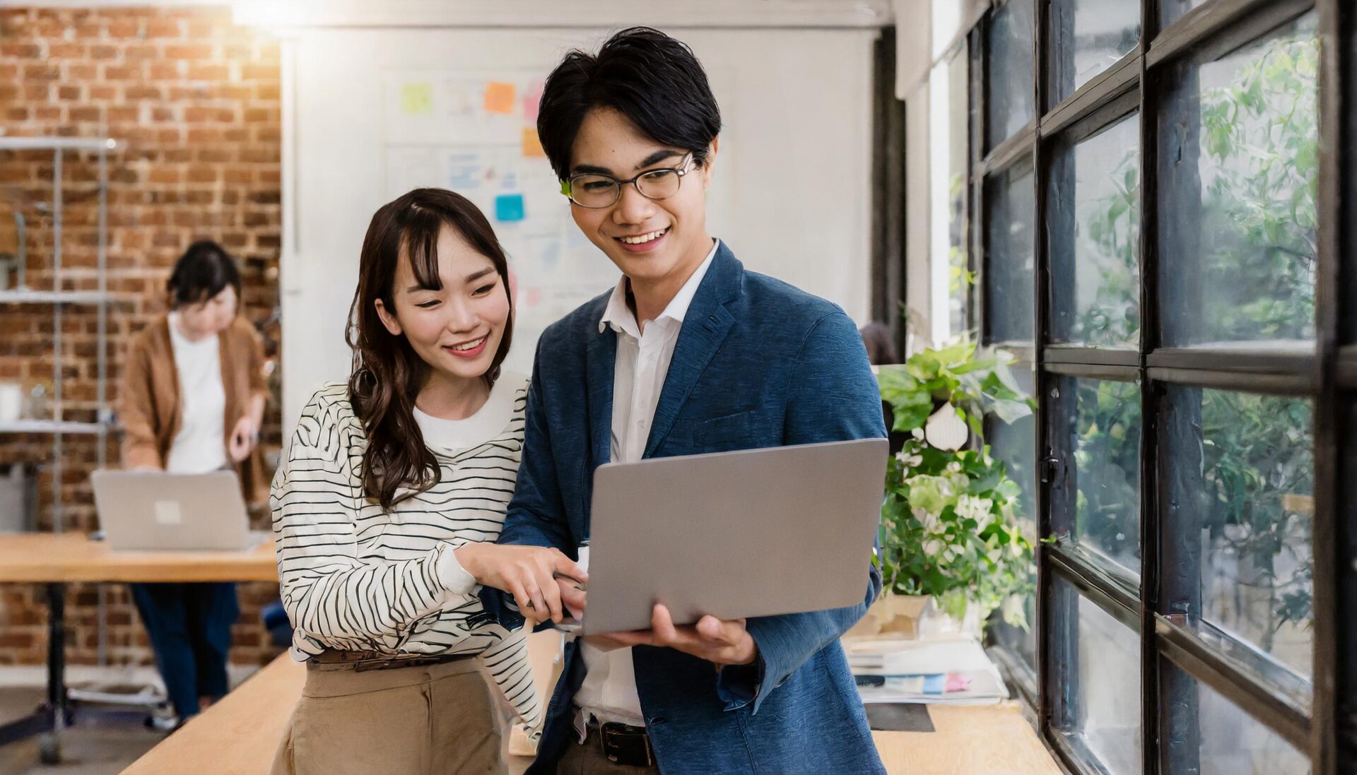 介護サービス事業所ホームページの見直しを行う法人職員と事務職員